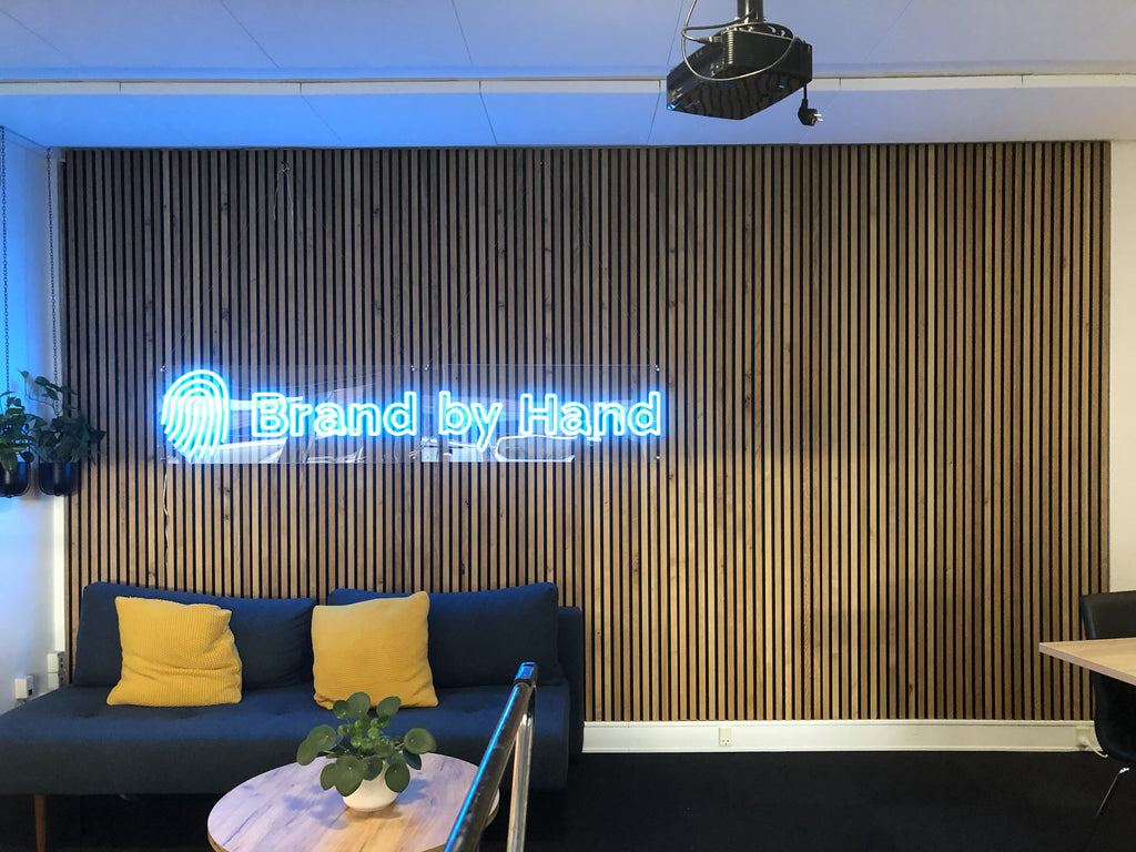 Træpaneler og LED neonskilte er et match!
