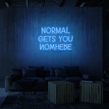 Neonskylt "Normal får dig inte någonstans". 