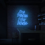 „Hör auf zu denken, fang an zu trinken“ Leuchtreklame 