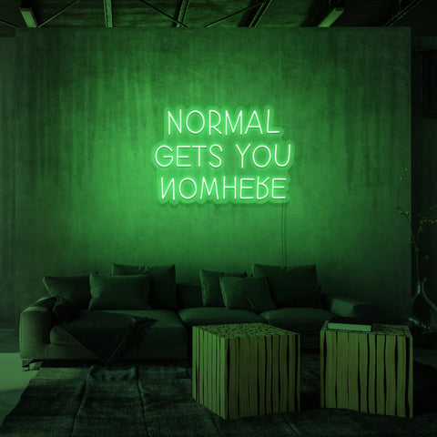 Neonschild "Normal bringt dich nicht weiter". 