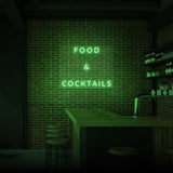 Leuchtreklame „Essen &amp; Cocktails“. 