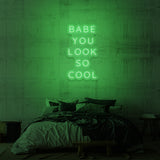 Neonschild „Babe, du siehst so cool aus“. 