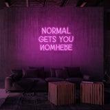Neonskylt "Normal får dig inte någonstans". 