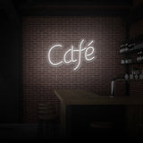 Upplyst skylt "CAFE". 
