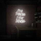 „Hör auf zu denken, fang an zu trinken“ Leuchtreklame 